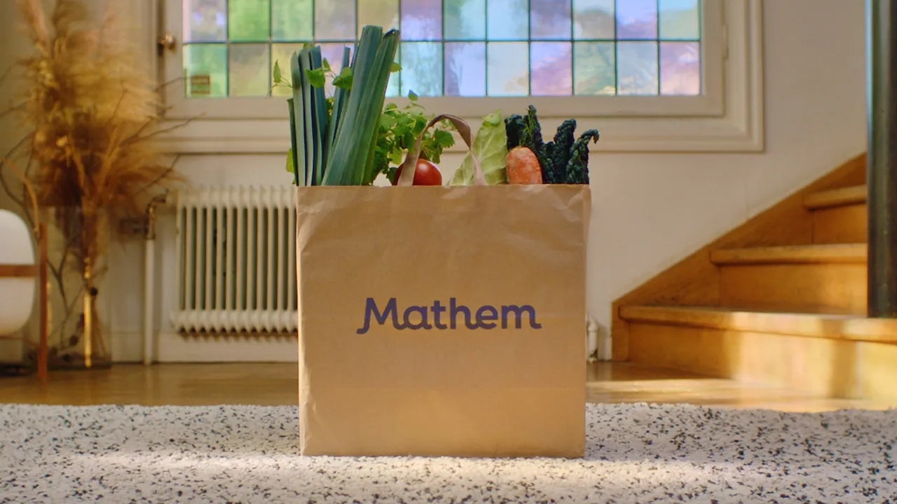 Kasse med Mathems logotyp på.